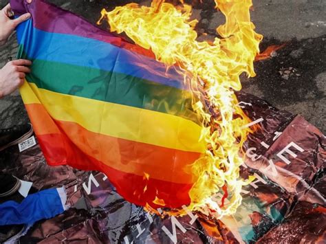 Encarcelan A Homofóbico Por Quemar Bandera Lgbt Homosensual