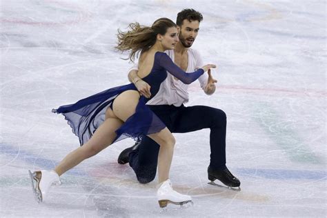 winter olympics 2018 figure skater gabriella papadakis covers up after wardrobe malfunction