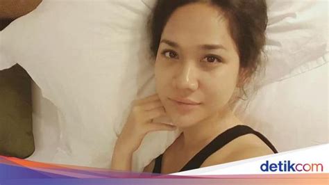 15 foto artis indonesia tanpa makeup saat di tempat tidur