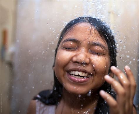 «a Girl Enjoy Shower Bath In Summertime India Del Colaborador De