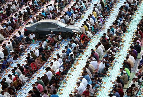 Muslims In Dubai Break Their Ramadan Fast Daily Mail Online
