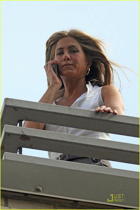 jennifer aniston cools down with floor fan photo 2148152 jennifer aniston pictures just jared