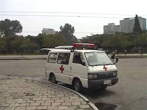 北朝鮮の自動車bot On Twitter マツダ ボンゴ E8 F8 救急車 画像は1990年代のもので、三代目ボンゴがベースという