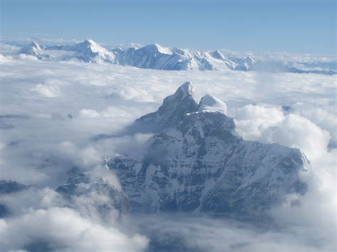 farinto fly  mount everest  majestic everest stands   clouds