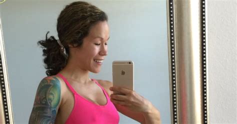 pregnant fitness blogger works out hard to keep six pack abs we all
