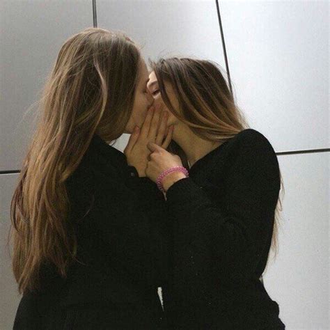pin de sarah jlk em lesbian kiss casais lésbicos fofos casais