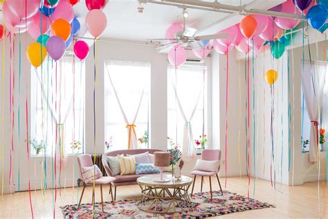 decorate room  balloons  ribbons peter brown bruidstaart