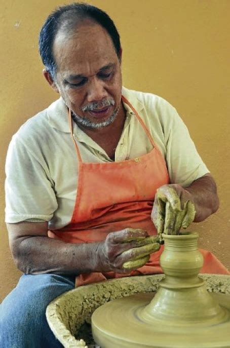 malaysians craft labu sayong