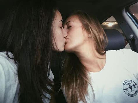 Kissing Lesbians In Automobile Cute Lesbian Couples