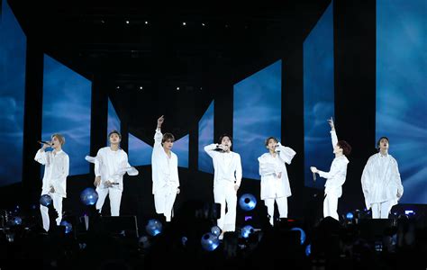 the best fan reactions to bts show stopping london debut