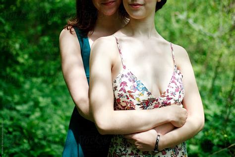 close up of two women embracing del colaborador de stocksy jennifer