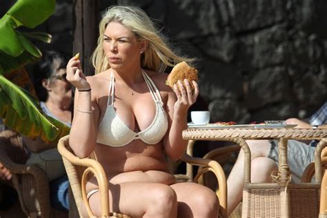Frankie Essex Shows Off Her Curves In Tiny Bikini As She