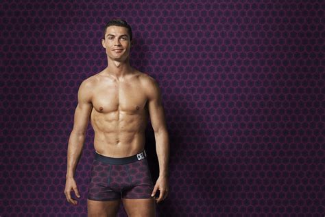 Cristiano Ronaldo Posa De Cueca E Revela O Que Faria Se Fosse Invisível