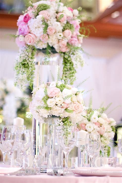 eveniment nunta cu aranjament floral pe vaze cilindrice  suporti lumanari issaevents