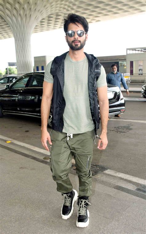 shahid kapoor   fashion game  point    stylish appearance  airport pics