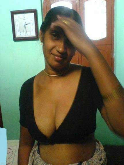 kamwali sex photos me sexy aunty ne model ki tarah nude pics de