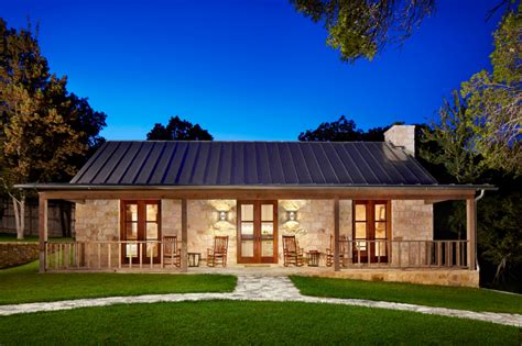 hill country retreat farmhouse exterior houston  northworks architects pl texas
