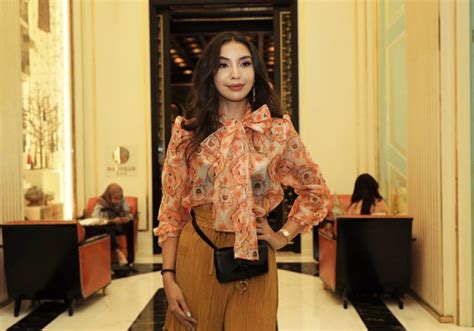 Manohara Odelia Bangga Busana Karya Desainer Indonesia Fajar