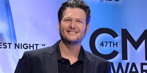 blake shelton reads mean tweets about his sexiest man alive title