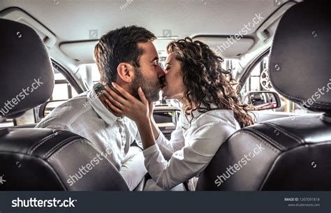6 636 рез по запросу Couple Kissing In Car — изображения стоковые
