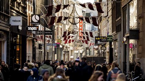 kalverstraat rukt op  lijst duurste winkelstraten ter wereld het parool