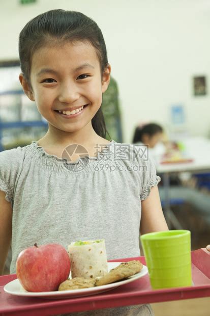 在学校食堂里拿着餐高清图片下载 正版图片504785778 摄图网