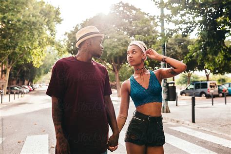 multiracial couple holding hands in the street del colaborador de