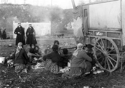 46 vintage photographs capture everyday life of gypsies of