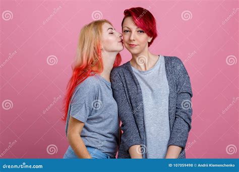 Due Ragazze Lesbiche Una Bacia Un Altro Sulla Guancia Su Un Fondo Rosa
