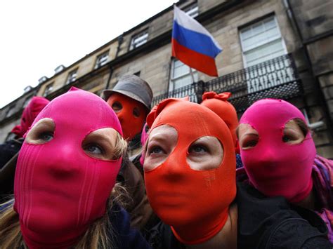 Pussy Riot поздравили Путина повесив радужные флаги на зданиях ФСБ
