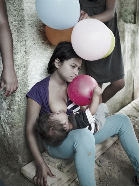 esta fotógrafa muestra las historias de nueve niñas embarazadas
