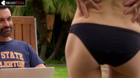 Alexandra Daddario En Bikini Para Why Women Kill 1x01