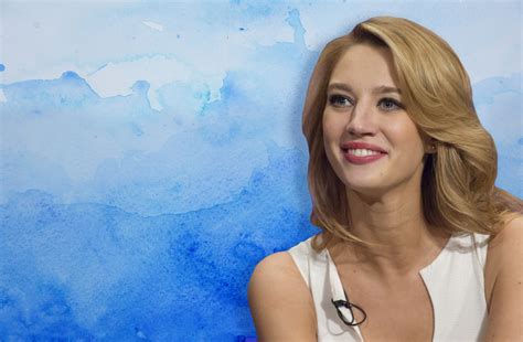18 things you need to know about jane the virgin s yael grobglas alma