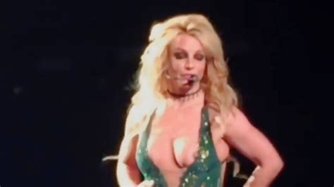 Britney Spears Tit Falls Out At Las Vegas Show 1 2 17 10 Pics