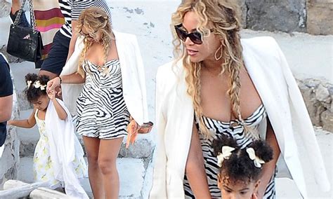 beyonce cuddles daughter blue ivy with jay z and bff kelly rowland daily mail online