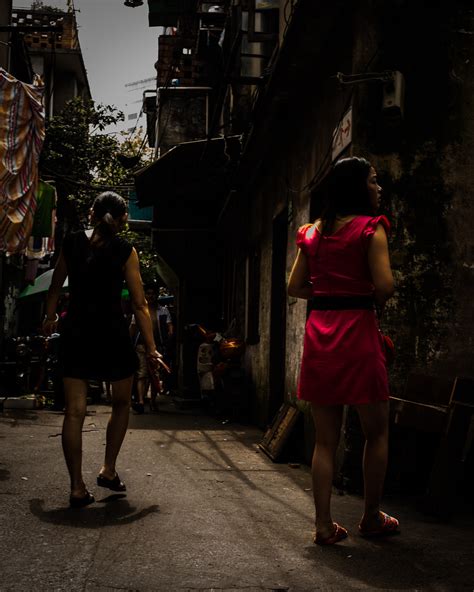 Shanghai Prostitutes In Back Alleys上海 里弄的站街女 A Photo