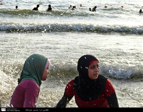 شنای دختران و زنان لبنانی در سواحل مدیترانه تصویری