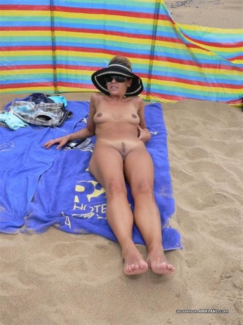 wife shows off her ass and shaved cunt at a nude beach pichunter