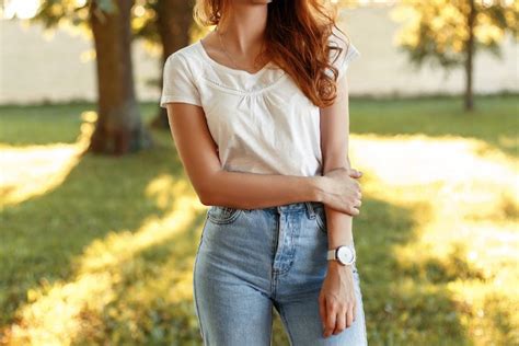 wear high waisted jeans womens outfit ideas