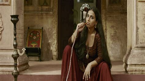 vidya balan smoking hukka in movie begum jaan hd photo hd wallpapers