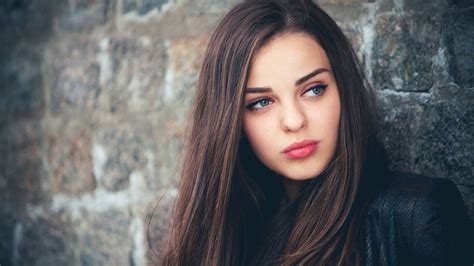 download beautiful face brunette model wallpaper