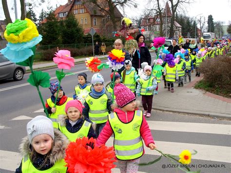 pierwszy dzien wiosny przedszkolaki przeszli ulicami miasta foto