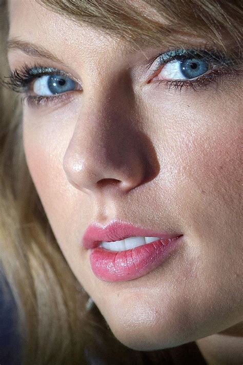 taylor swift closeup she s absolutely gorgeous stunning eyes celeblr