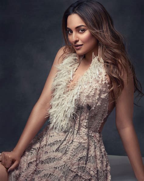 sonakshi sinha 30 best looking photos in hd indian celebrities hd photos and wallpapers