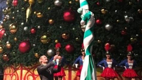 man proposed to girlfriend at christmas parade while