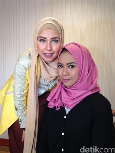 makeup artist vivi thalib beri tips merias alis yang natural untuk hijabers