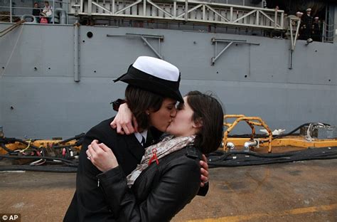 us navy women share first gay kiss lesbian couple s homecoming kiss as ship returns daily