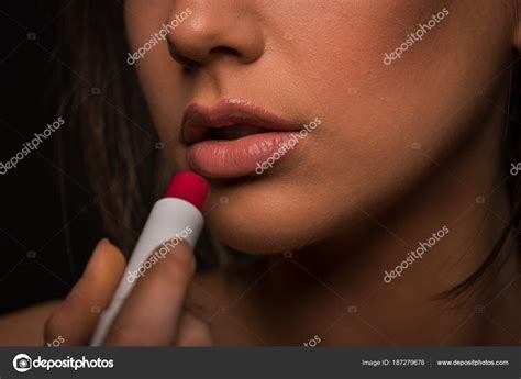 mulher jovem bonita colocando closeup batom lábios — stock