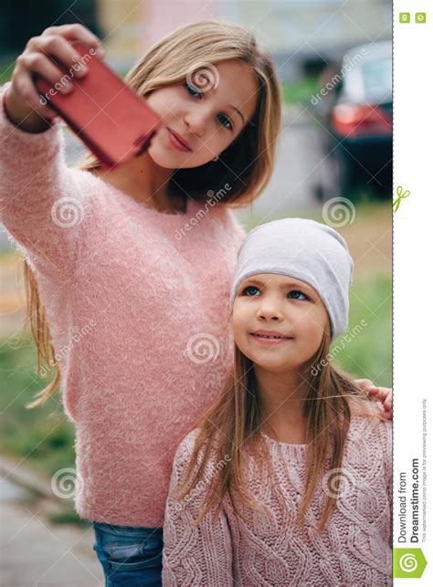 due belle bambine che fanno selfie fotografia stock