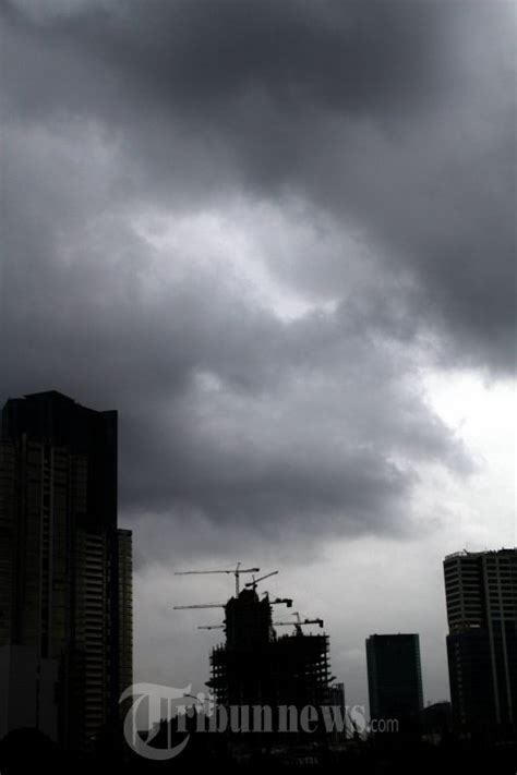 awan hitam selimuti kota jakarta foto 3 997172
